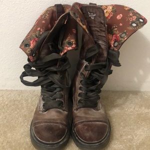 DR martens 1914 Triumph brown with floral lining